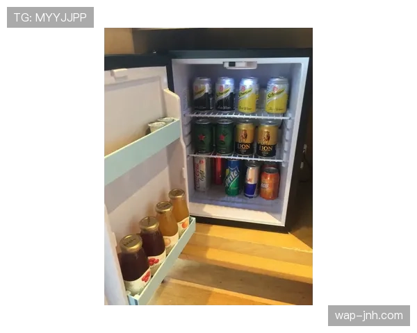 杨威家的冰箱里居然塞满了能量胶,连牛奶都没地方放 杨威家的冰箱里居然塞满了能量胶,连牛奶都没地方放